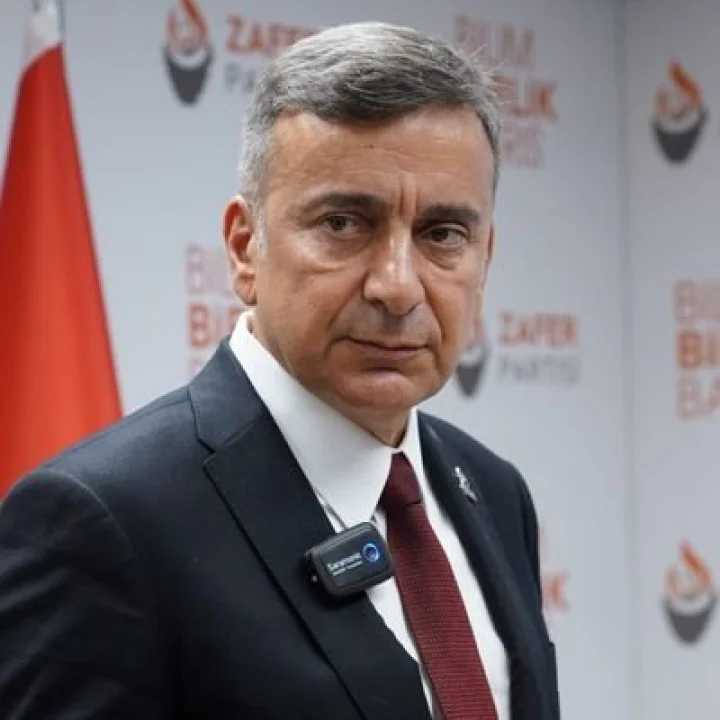 Azmi Karamahmutoğlu Kimdir? Azmi Karamahmutoğlu Kimdir?